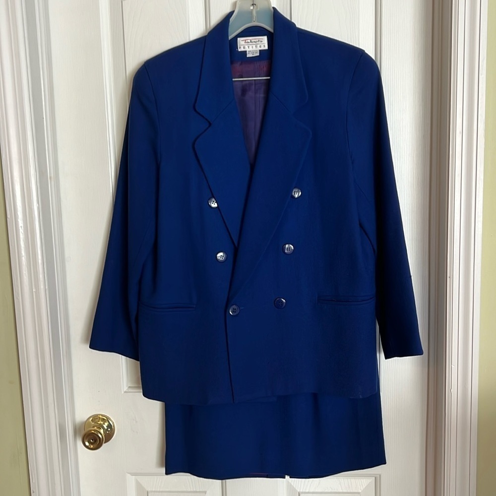 Talbots women’s 2piece  Wool suit. Blazer and skirt. Size 10 petite